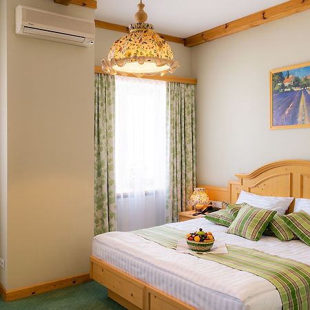 Landhaus Hotel Brovary Eksteriør billede